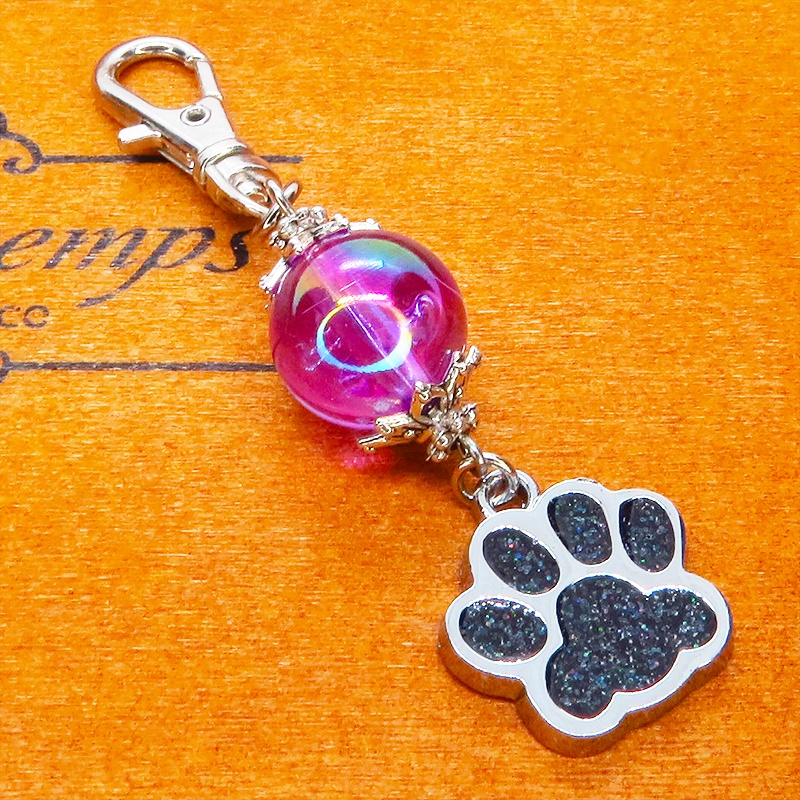 シルバーカラー 大きめ肉球チャームとヴァイオレットのビーズを組合せたキーホルダー 金具変更可