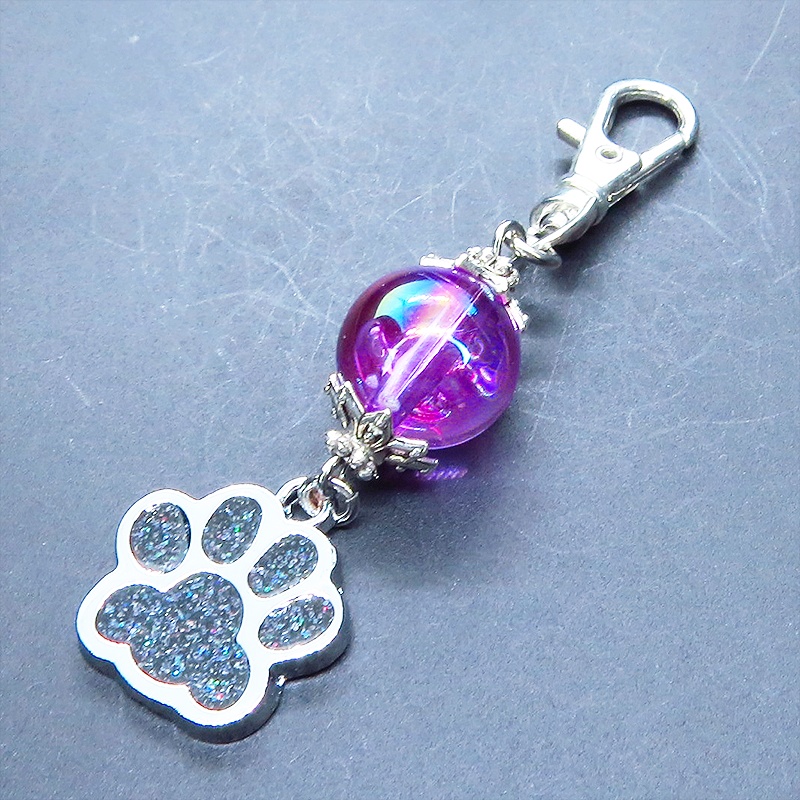 シルバーカラー 大きめ肉球チャームとヴァイオレットのビーズを組合せたキーホルダー 金具変更可