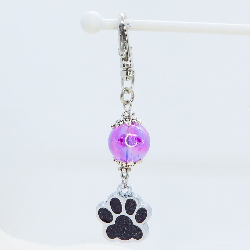 シルバーカラー 大きめ肉球チャームとヴァイオレットのビーズを組合せたキーホルダー 金具変更可