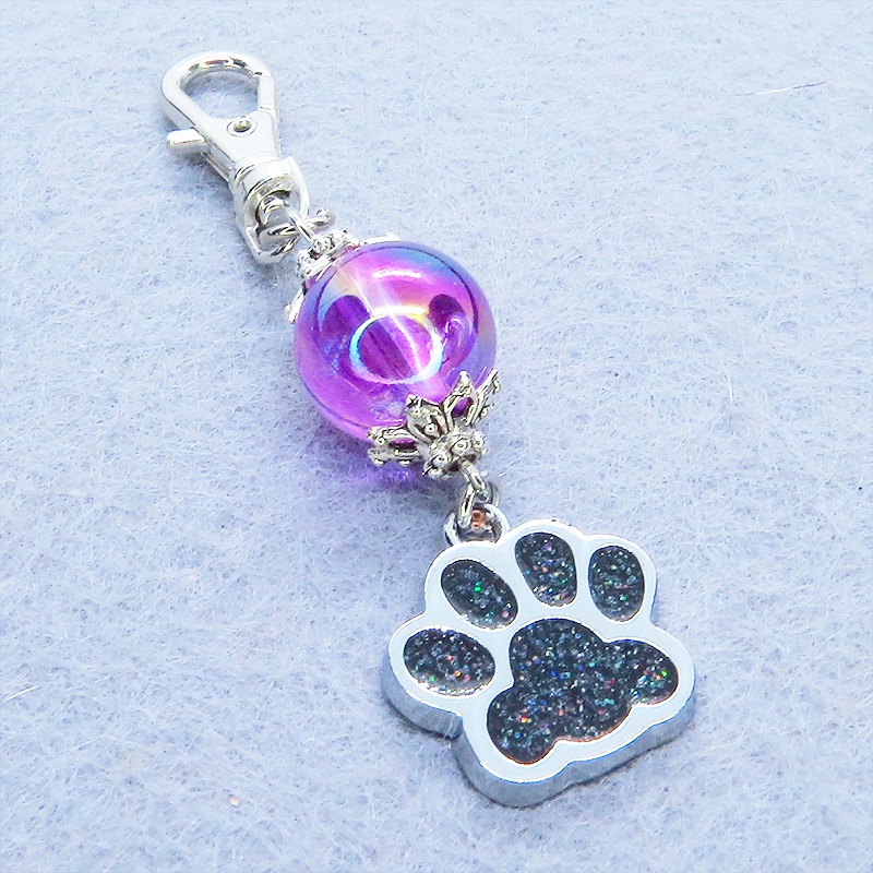 シルバーカラー 大きめ肉球チャームとヴァイオレットのビーズを組合せたキーホルダー 金具変更可