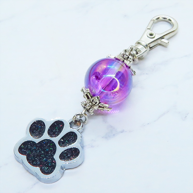 シルバーカラー 大きめ肉球チャームとヴァイオレットのビーズを組合せたキーホルダー 金具変更可