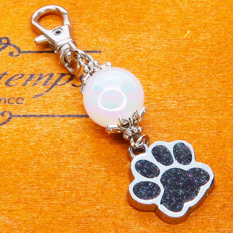 シルバーカラー 大きめ肉球チャームとクリアホワイトのビーズを組合せたキーホルダー 金具変更可
