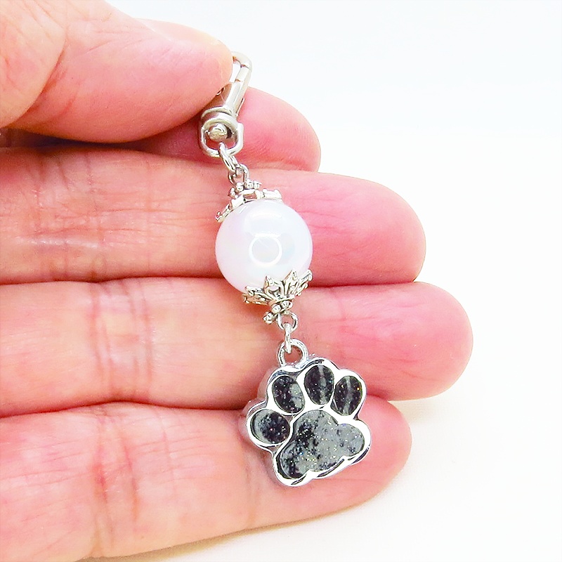 シルバーカラー 大きめ肉球チャームとクリアホワイトのビーズを組合せたキーホルダー 金具変更可