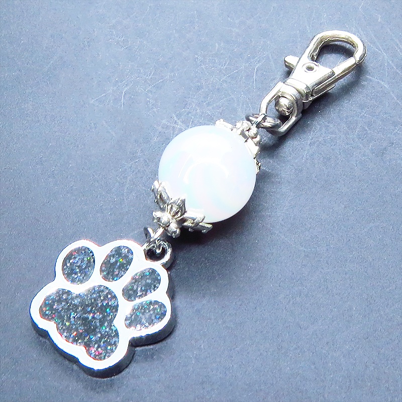 シルバーカラー 大きめ肉球チャームとクリアホワイトのビーズを組合せたキーホルダー 金具変更可