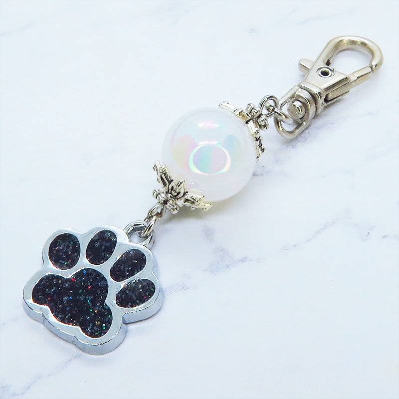 シルバーカラー 大きめ肉球チャームとクリアホワイトのビーズを組合せたキーホルダー 金具変更可