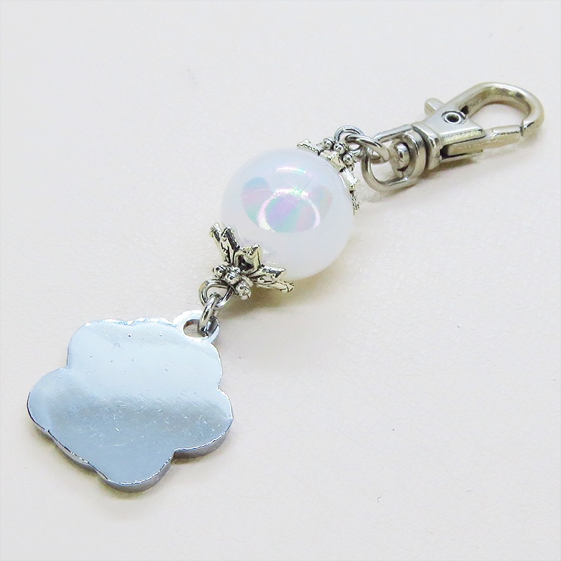 シルバーカラー 大きめ肉球チャームとクリアホワイトのビーズを組合せたキーホルダー 金具変更可