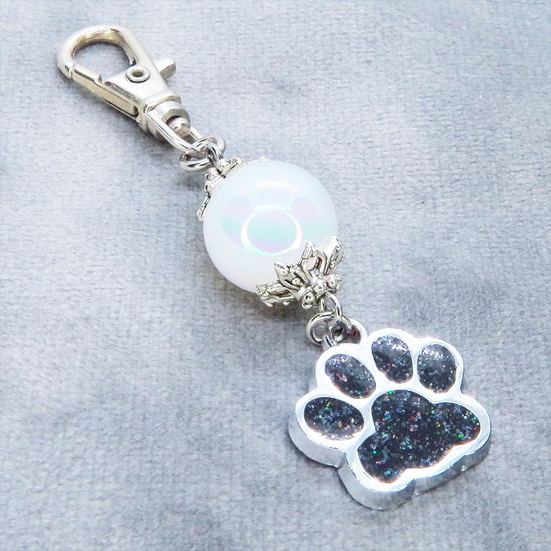 シルバーカラー 大きめ肉球チャームとクリアホワイトのビーズを組合せたキーホルダー 金具変更可