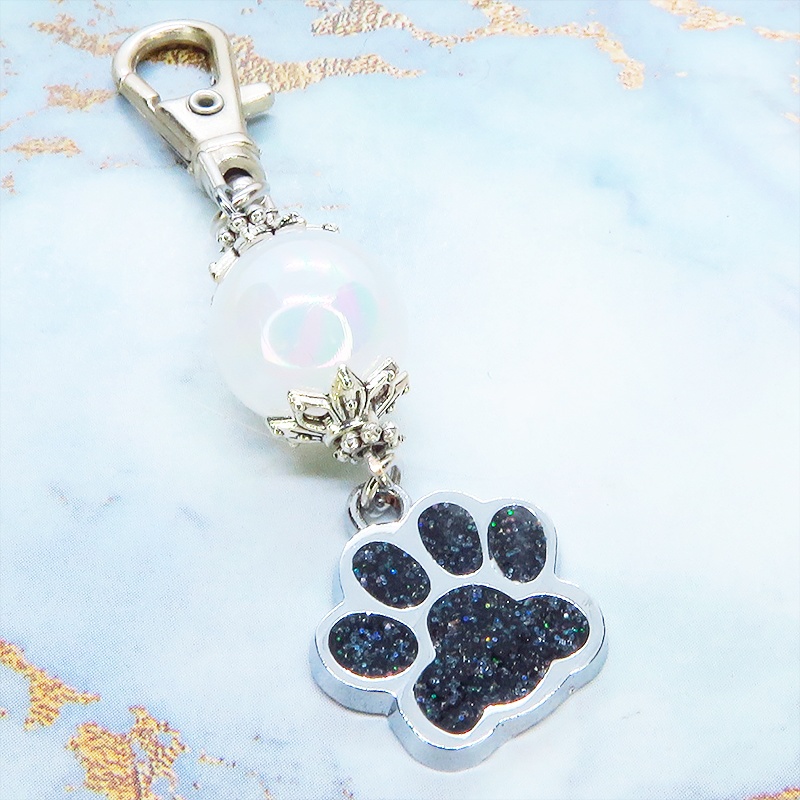 シルバーカラー 大きめ肉球チャームとクリアホワイトのビーズを組合せたキーホルダー 金具変更可