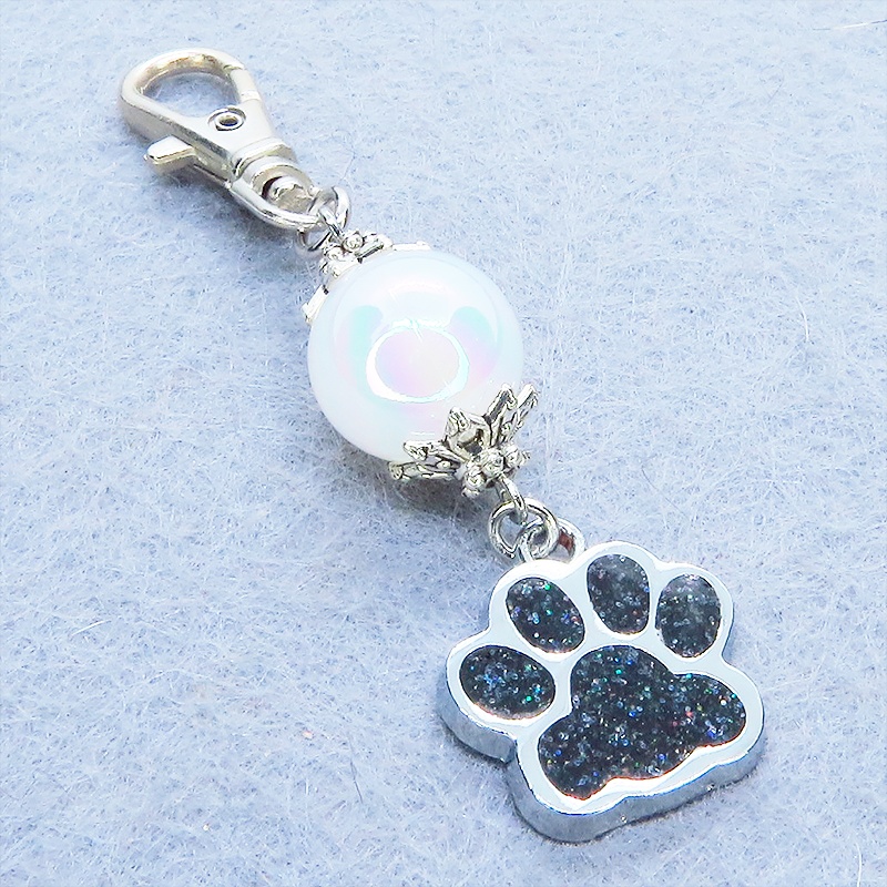 シルバーカラー 大きめ肉球チャームとクリアホワイトのビーズを組合せたキーホルダー 金具変更可