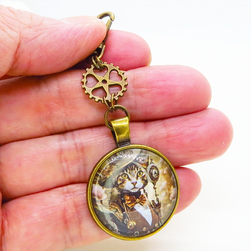 アンティークゴールド カボションペンダントキーホルダー スチームパンク キジシロ貴婦人 猫 金具変更可
