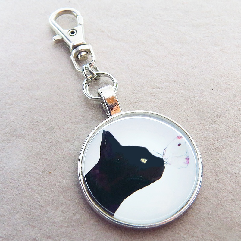 アンティークシルバー 黒猫と蝶のキーホルダー カボション 金具交換可 バッグチャーム ファスナーチャーム