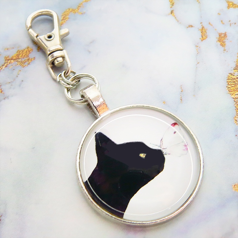 アンティークシルバー 黒猫と蝶のキーホルダー カボション 金具交換可 バッグチャーム ファスナーチャーム