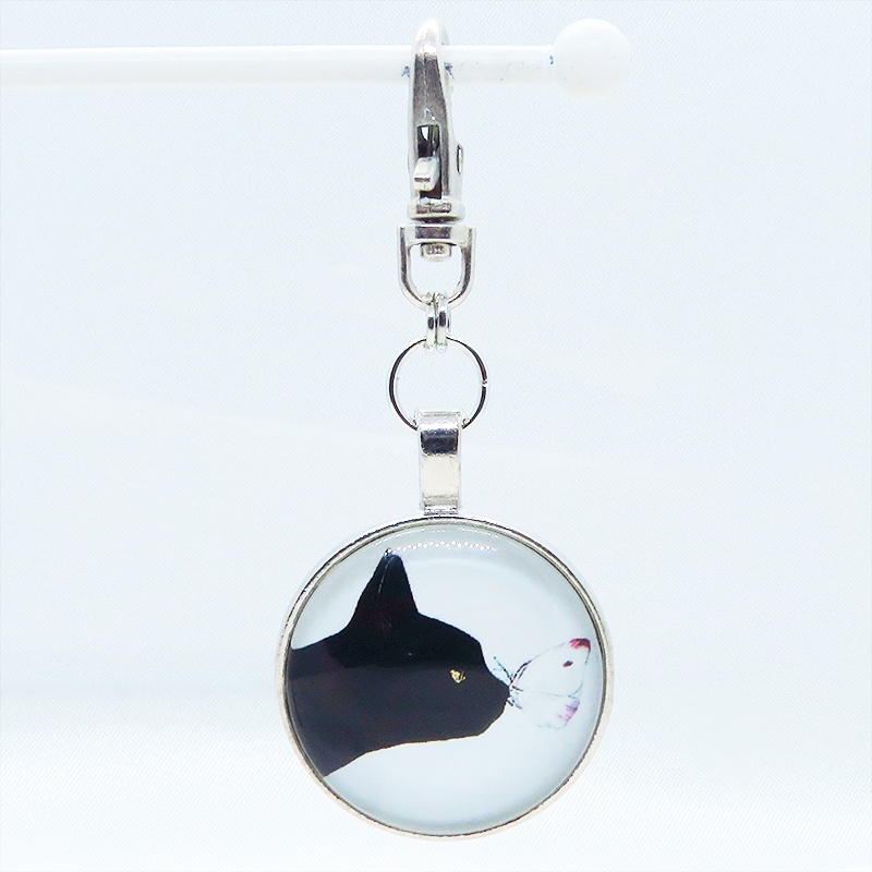 アンティークシルバー 黒猫と蝶のキーホルダー カボション 金具交換可 バッグチャーム ファスナーチャーム