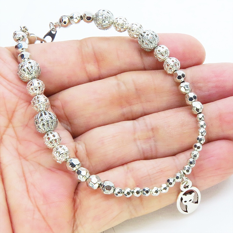 シルバーカラー 猫チャームをつり下げたメタルビーズのブレスレット ワイヤーブレスレット アジャスター可