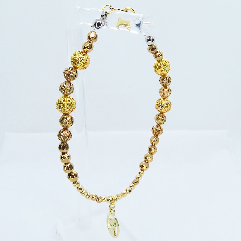 ゴールドカラー 猫チャームをつり下げたメタルビーズのブレスレット ワイヤーブレスレット アジャスター可