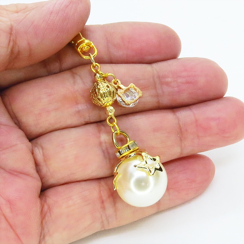 ゴールドカラー 猫フェイスチャームと大きめホワイトカラービーズとラインストーン入りメタルビーズのキーホルダー 金具変更可