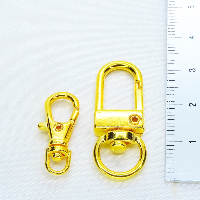 ゴールドカラー 猫フェイスチャームと大きめホワイトカラービーズとラインストーン入りメタルビーズのキーホルダー 金具変更可