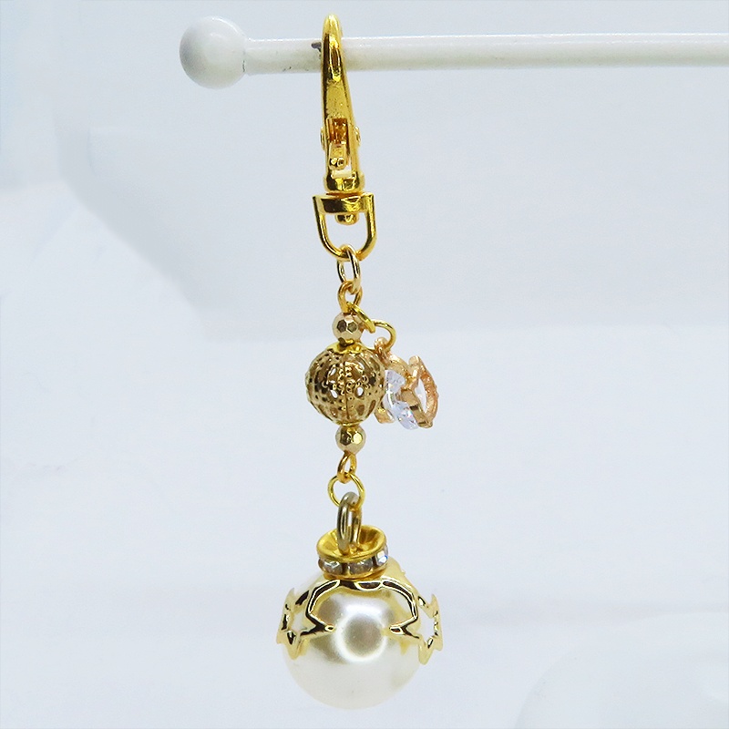 ゴールドカラー 猫フェイスチャームと大きめホワイトカラービーズとラインストーン入りメタルビーズのキーホルダー 金具変更可