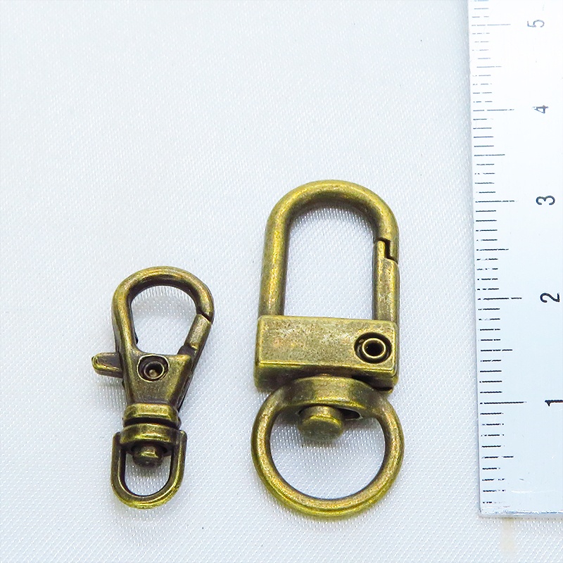 アンティークゴールド おすわり猫チャームとスワロフスキーパールのコンパクトなキーホルダー 金具変更可