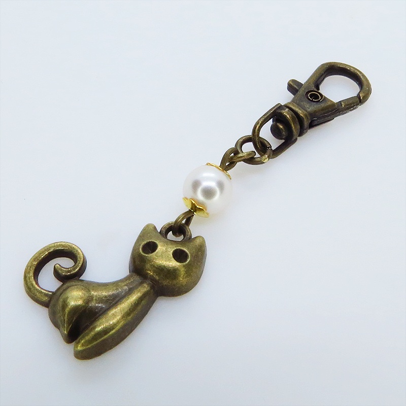 アンティークゴールド おすわり猫チャームとスワロフスキーパールのコンパクトなキーホルダー 金具変更可