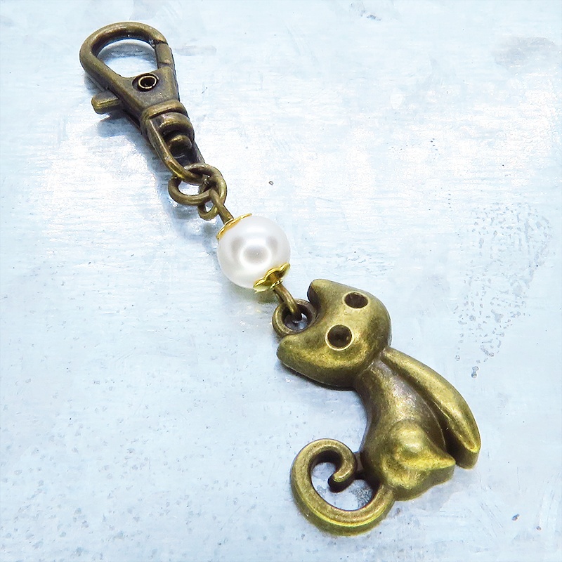 アンティークゴールド おすわり猫チャームとスワロフスキーパールのコンパクトなキーホルダー 金具変更可