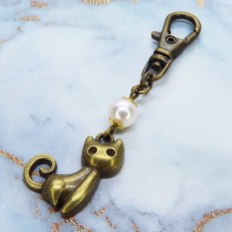 アンティークゴールド おすわり猫チャームとスワロフスキーパールのコンパクトなキーホルダー 金具変更可