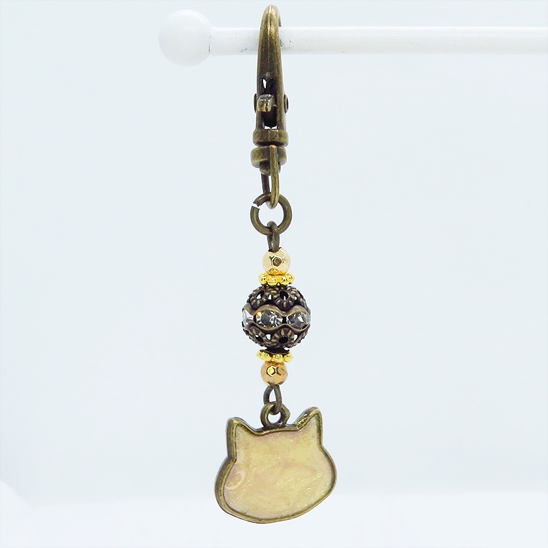 アンティークゴールド 猫フェイスモチーフにゴールドカラーのレジンの大人可愛いキーホルダー 金具変更可