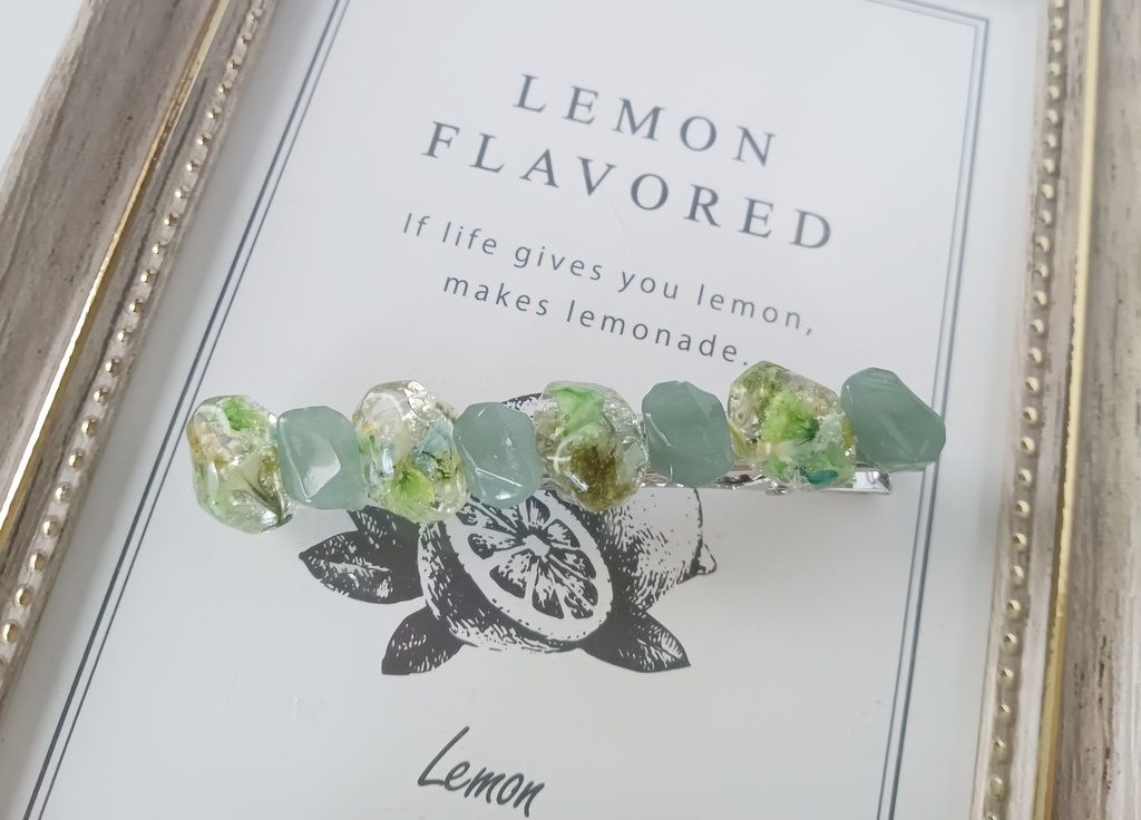 淡グリーンの花びらと鉱石風ヘアクリップ