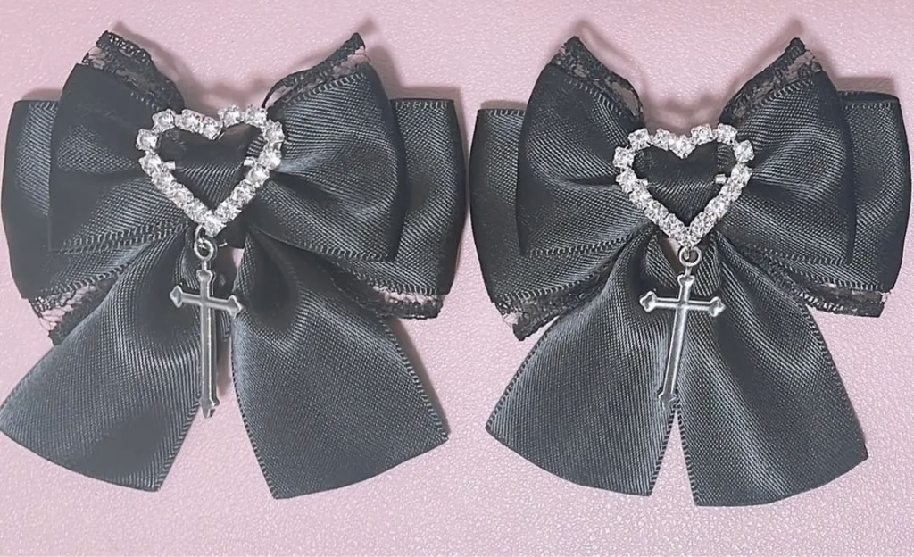 リボンヘアクリップ ブラック 十字架チャーム ハート ♡量産型地雷系ハンドメイドアクセサリーロリィタゴスロリ推し活アイドルコンカフェ病みかわいい黒