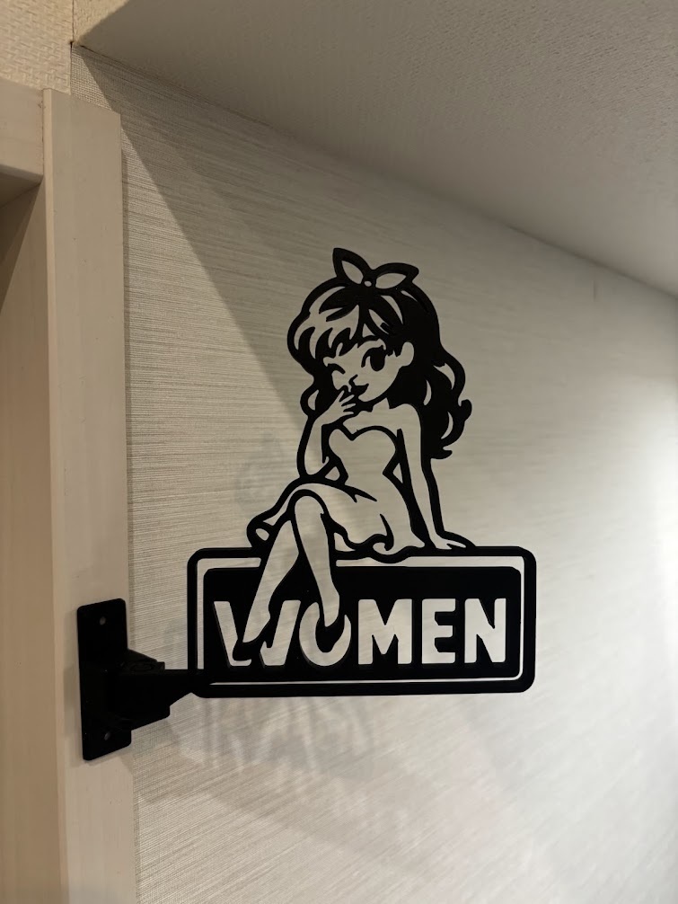 レトロ可愛い女性トイレ用 突き出しサイン / ウォールサイン（5段階角度調整対応）