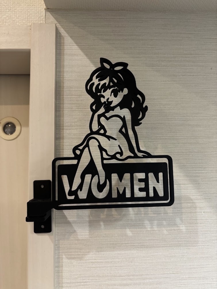 レトロ可愛い女性トイレ用 突き出しサイン / ウォールサイン(5段階角度調整対応)