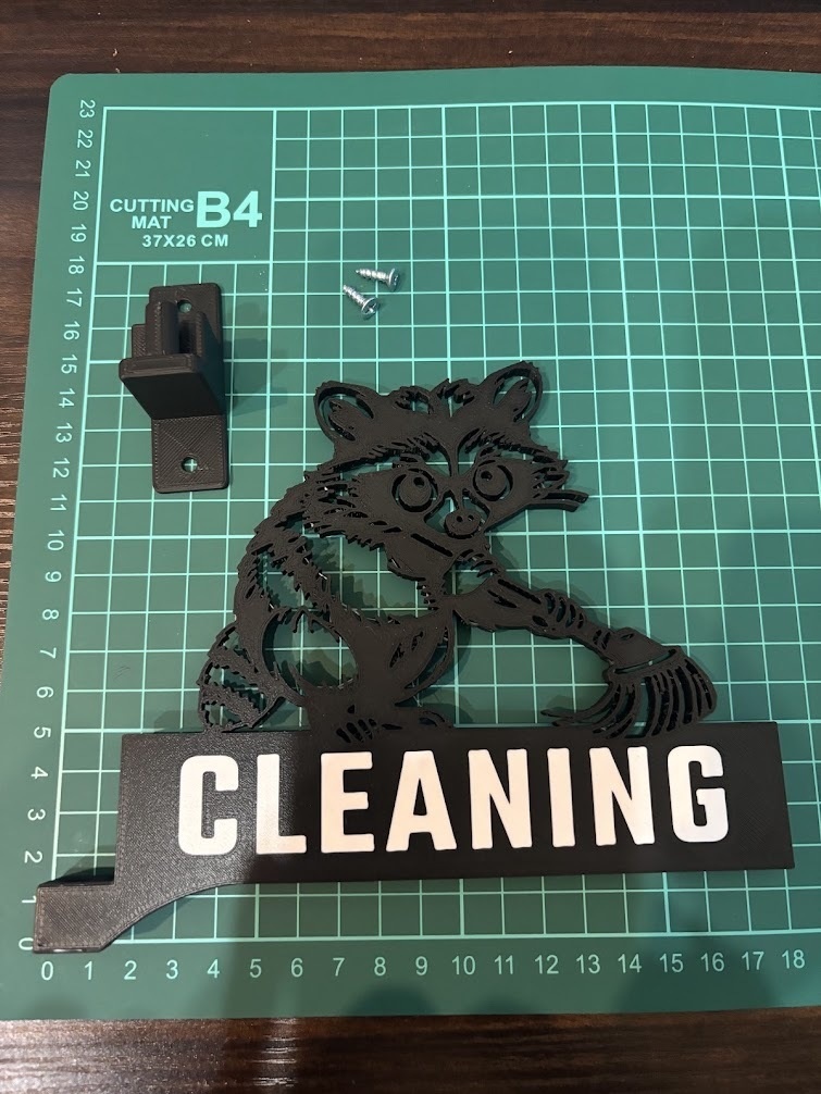 アライグマの掃除用室「CLEANING」突き出しサイン3Dプリント製
