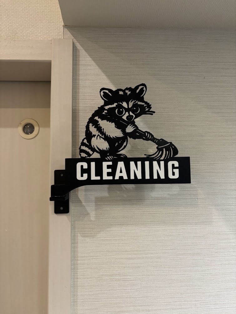 アライグマの掃除用室「CLEANING」突き出しサイン3Dプリント製