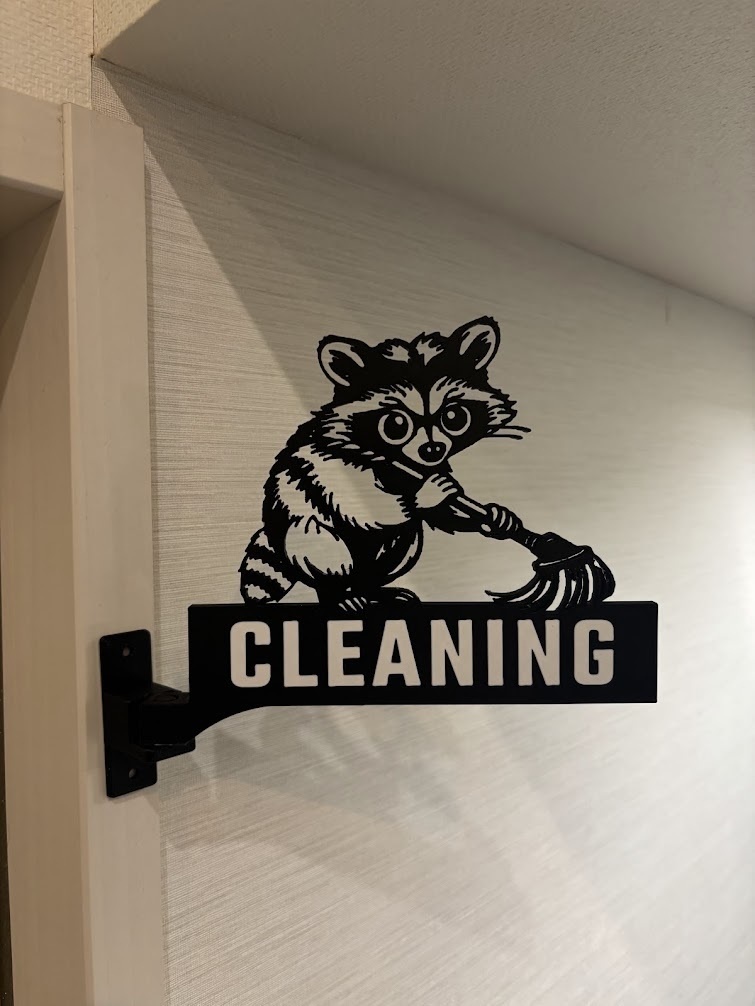 アライグマの掃除用室「CLEANING」突き出しサイン3Dプリント製