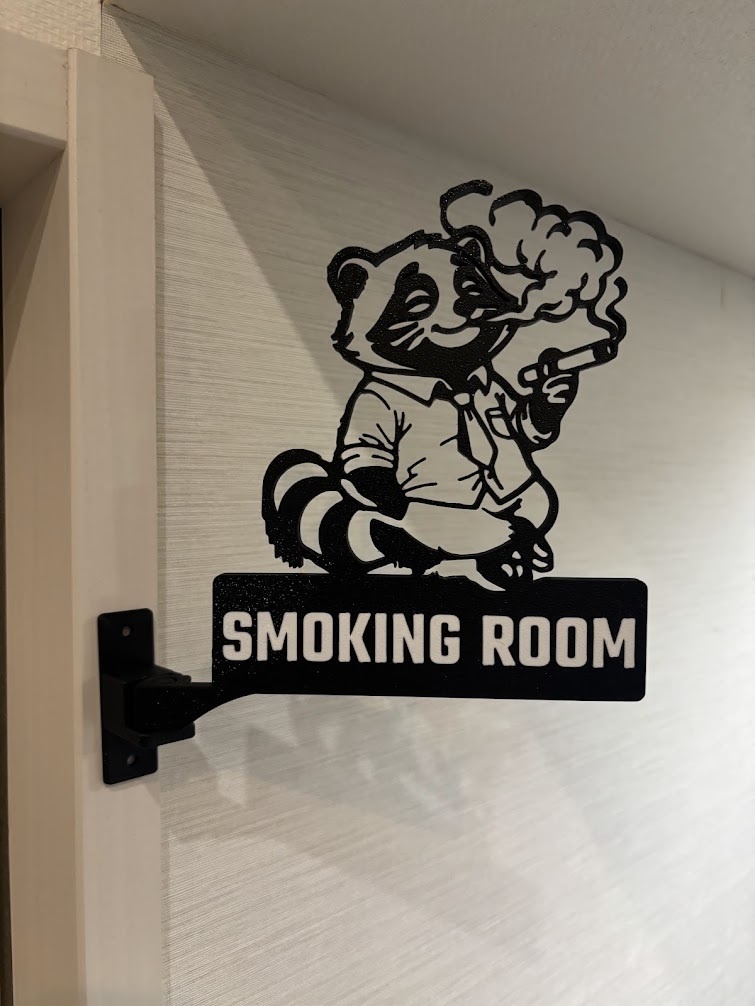 喫煙ルーム 突き出しサイン / タヌキのSMOKING ROOM看板【3Dプリント】