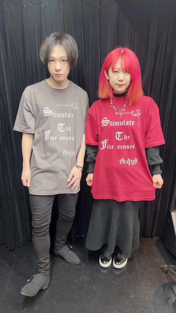 ニューデザイン・バンドロゴ入りTシャツ（チャコールグレー・ワインレッド）