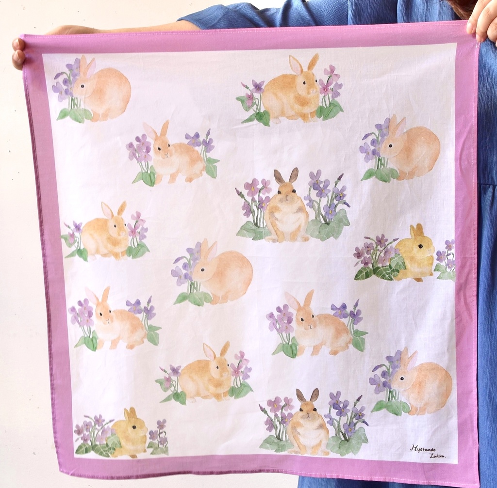 スミレとうさぎの大判ハンカチ