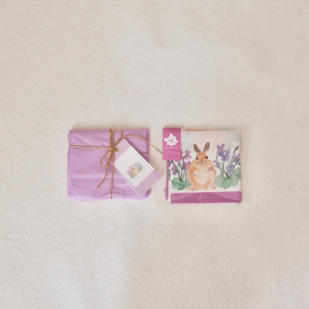 スミレとうさぎの大判ハンカチ