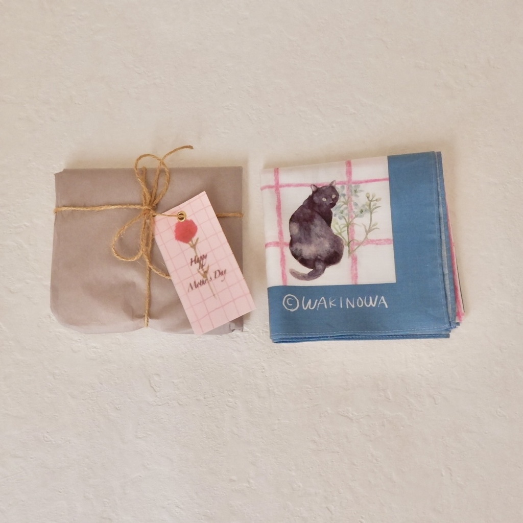 デルフィニウムとねこたちのハンカチ