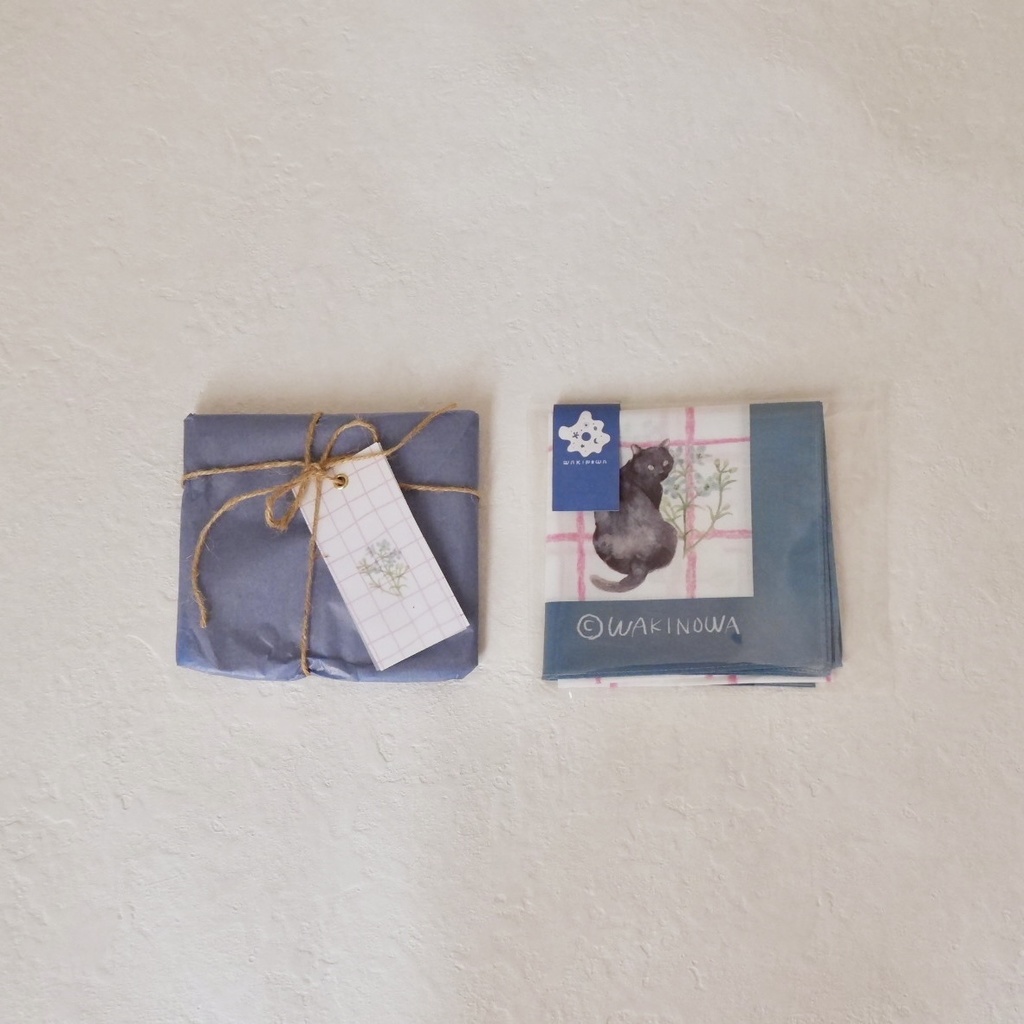 デルフィニウムとねこたちのハンカチ