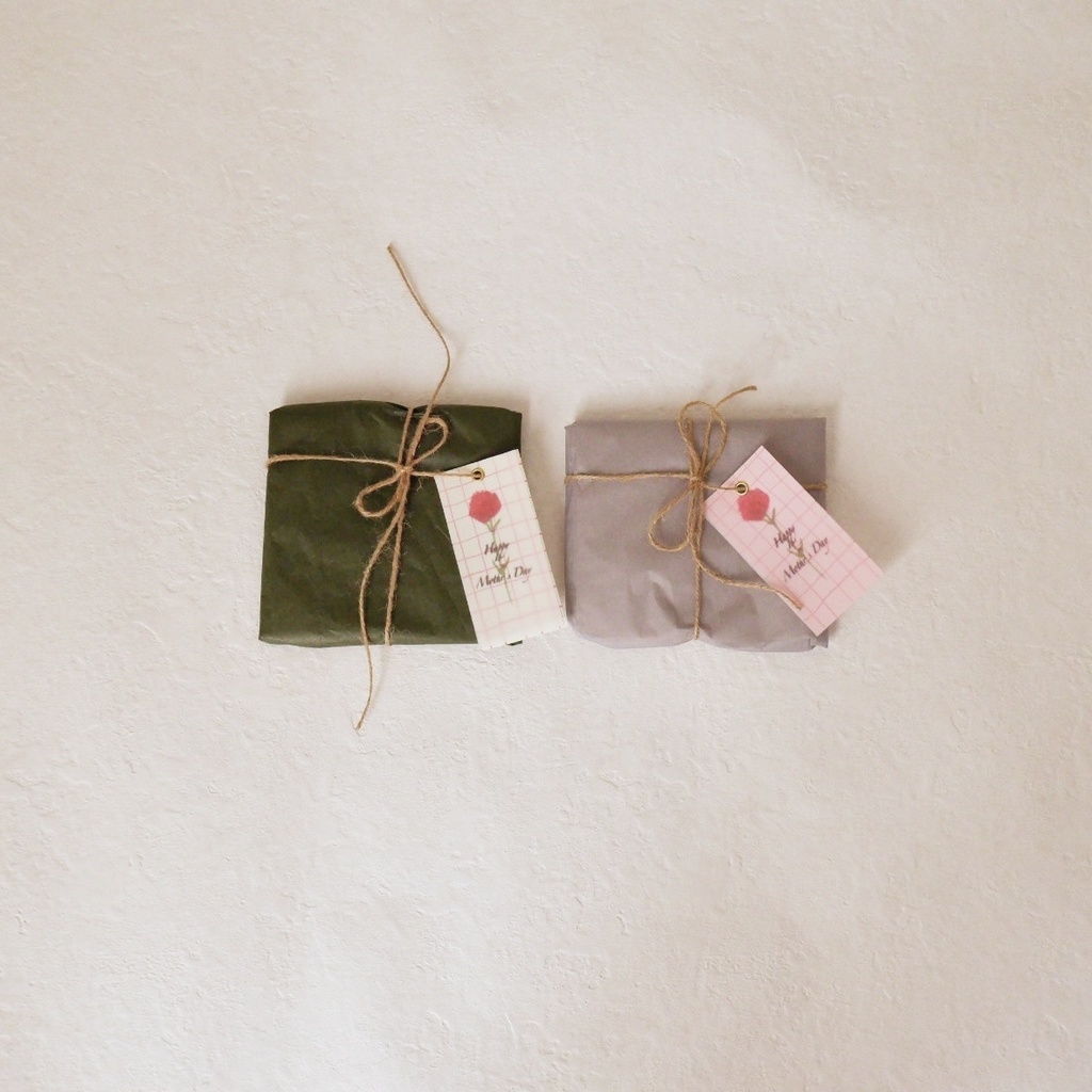 デルフィニウムとねこたちのハンカチ