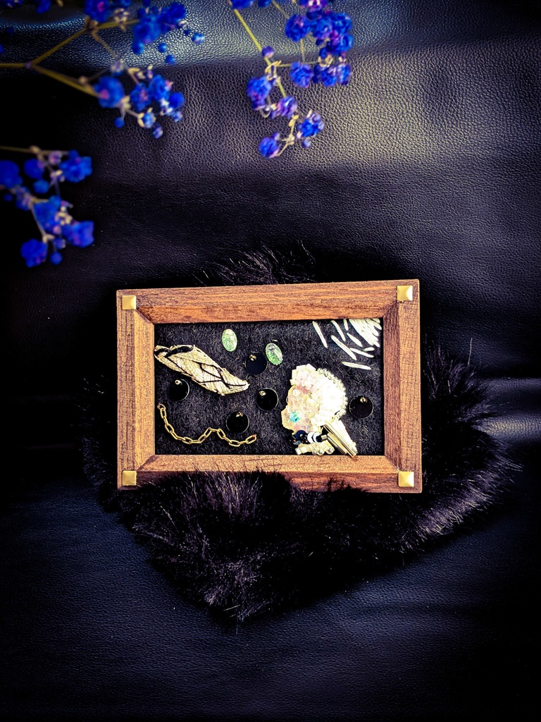 黒い怪物と白い少女のビーズ刺繍イラスト