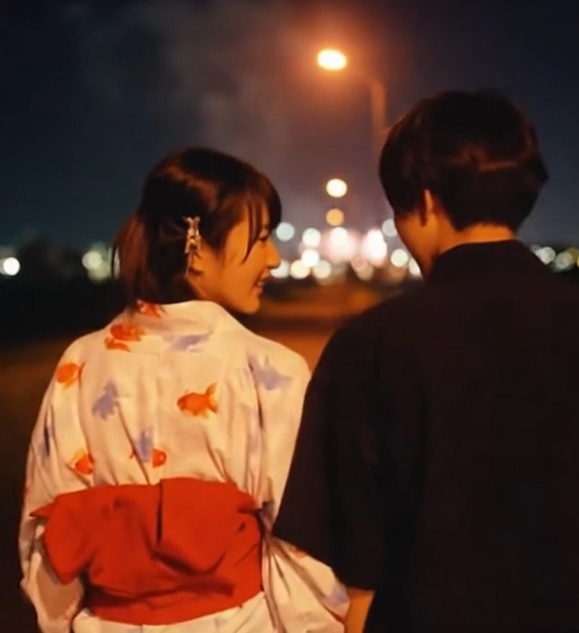 【AI動画プロンプト】夏祭りの帰り道、手が触れる一瞬