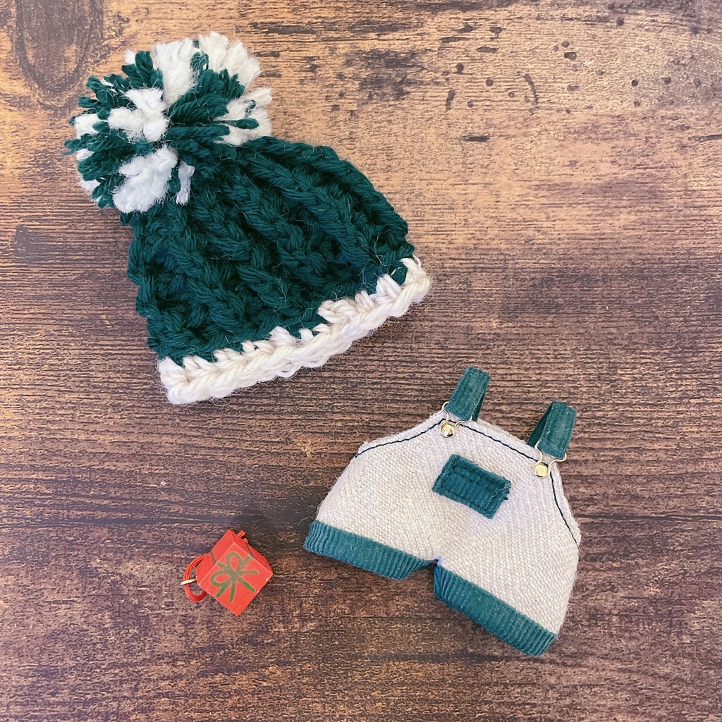 クリスマスカラーのニット帽とサロペ