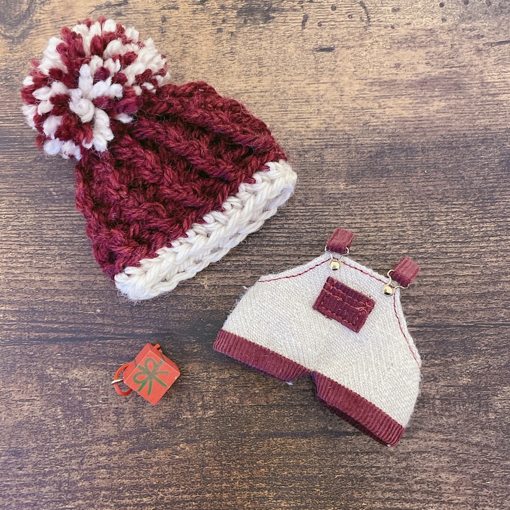 クリスマスカラーのニット帽とサロペ