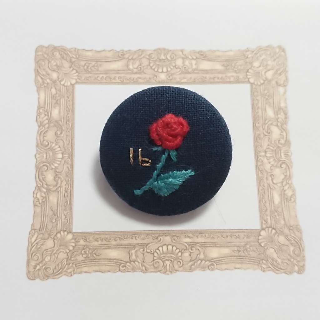 【Ib】赤いバラの刺繍ブローチ