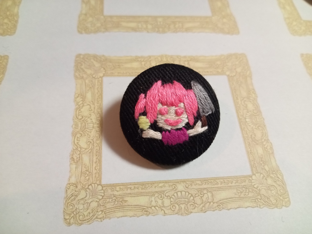 【Ib】うっかりさんの刺繍ブローチ(桃色)