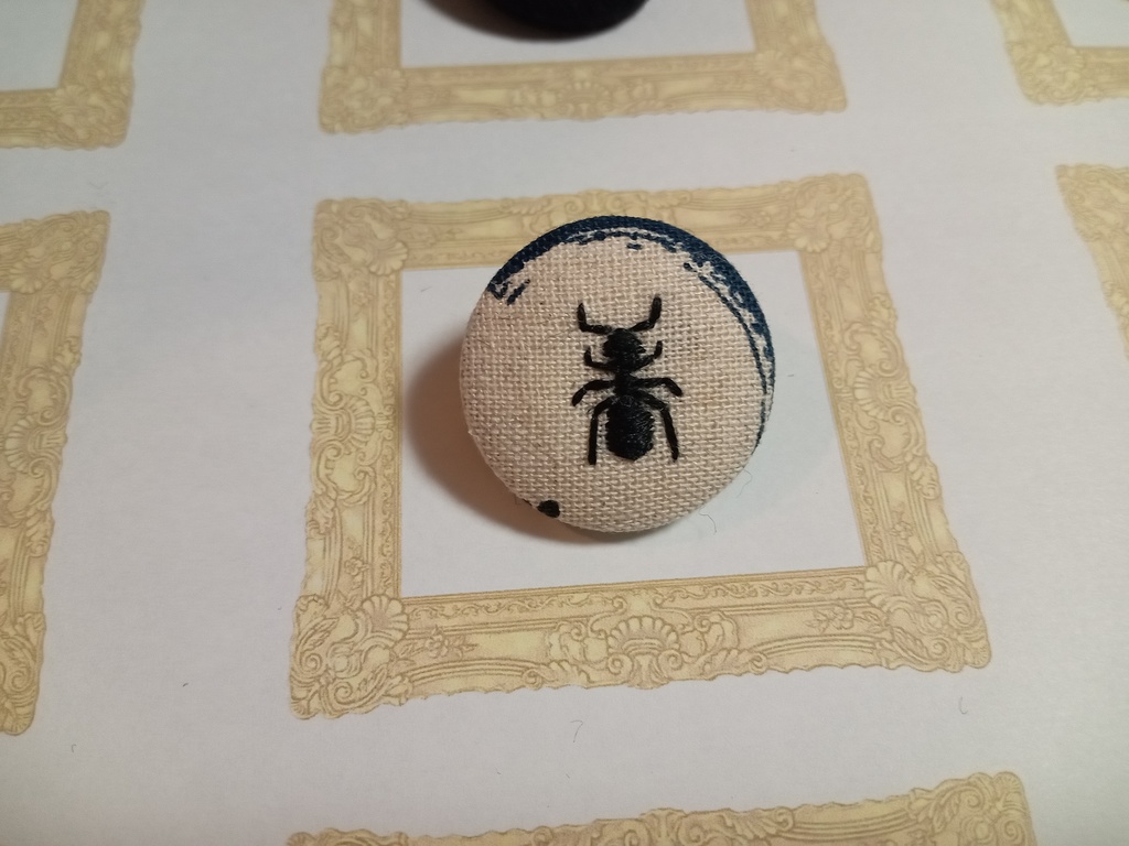 【Ib】アリの刺繍ブローチ