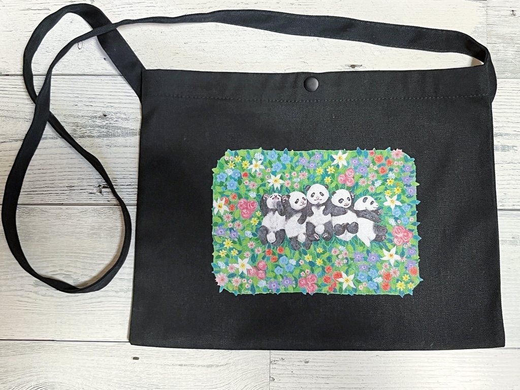 お花畑と赤ちゃんパンダ サコッシュ