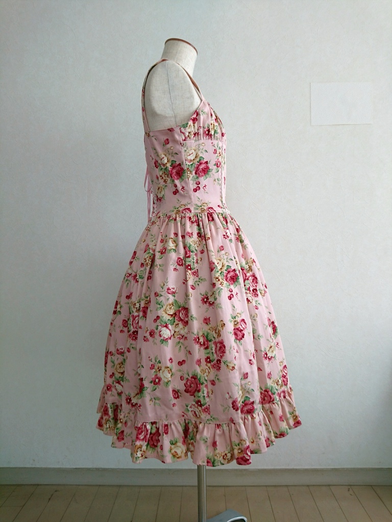 胸元シャーリングの花柄ジャンパースカート